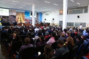 Escritora Ruth Hellmann recebe prêmio durante sessão da Câmara de Dourados