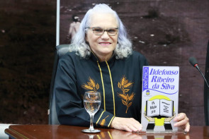 Escritora Ruth Hellmann recebe prêmio durante sessão da Câmara de Dourados