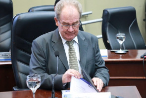 Câmara de Dourados entrega diploma em homenagem aos 50 anos da Seleta