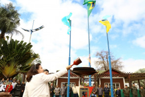 Prefeita Délia Razuk acende a  Chama da Pátria na Praça Antônio João