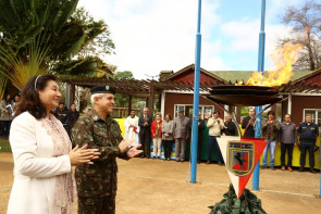 Prefeita Délia Razuk acende a  Chama da Pátria na Praça Antônio João