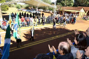 Délia acompanha desfile cívico  e é homenageada em Macaúba