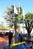Délia acompanha desfile cívico  e é homenageada em Macaúba