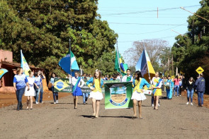 Délia acompanha desfile cívico  e é homenageada em Macaúba