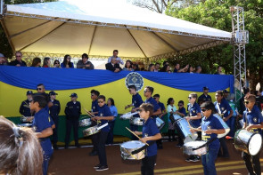 Délia acompanha desfile cívico  e é homenageada em Macaúba