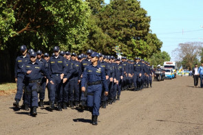 Délia acompanha desfile cívico  e é homenageada em Macaúba