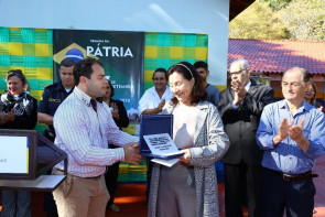 Délia acompanha desfile cívico  e é homenageada em Macaúba