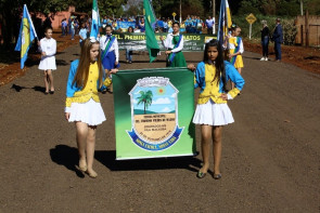 Délia acompanha desfile cívico  e é homenageada em Macaúba