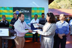 Délia acompanha desfile cívico  e é homenageada em Macaúba