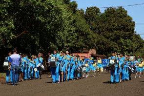 Délia acompanha desfile cívico  e é homenageada em Macaúba