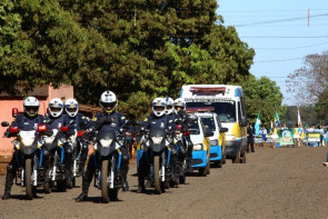 Délia acompanha desfile cívico  e é homenageada em Macaúba