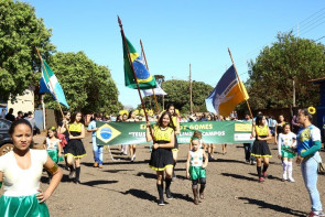 Délia acompanha desfile cívico  e é homenageada em Macaúba