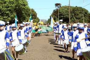 Délia acompanha desfile cívico  e é homenageada em Macaúba