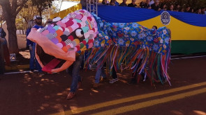 Macaúba recebeu desfile em homenagem ao dia da independência e Délia é homenageada