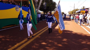 Macaúba recebeu desfile em homenagem ao dia da independência e Délia é homenageada