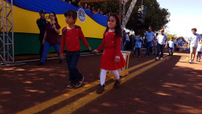 Macaúba recebeu desfile em homenagem ao dia da independência e Délia é homenageada