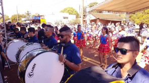 Macaúba recebeu desfile em homenagem ao dia da independência e Délia é homenageada