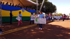 Macaúba recebeu desfile em homenagem ao dia da independência e Délia é homenageada