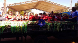 Macaúba recebeu desfile em homenagem ao dia da independência e Délia é homenageada
