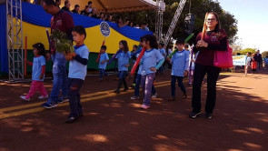 Macaúba recebeu desfile em homenagem ao dia da independência e Délia é homenageada