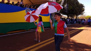 Macaúba recebeu desfile em homenagem ao dia da independência e Délia é homenageada