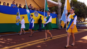 Macaúba recebeu desfile em homenagem ao dia da independência e Délia é homenageada