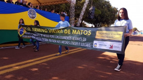 Macaúba recebeu desfile em homenagem ao dia da independência e Délia é homenageada