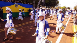 Macaúba recebeu desfile em homenagem ao dia da independência e Délia é homenageada