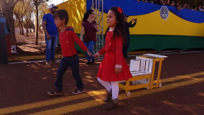 Macaúba recebeu desfile em homenagem ao dia da independência e Délia é homenageada