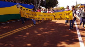 Macaúba recebeu desfile em homenagem ao dia da independência e Délia é homenageada