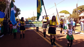 Macaúba recebeu desfile em homenagem ao dia da independência e Délia é homenageada