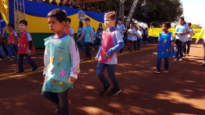 Macaúba recebeu desfile em homenagem ao dia da independência e Délia é homenageada