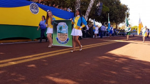 Macaúba recebeu desfile em homenagem ao dia da independência e Délia é homenageada