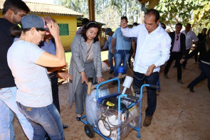 Délia entrega equipamentos para  comunidade rural na região de Macaúba