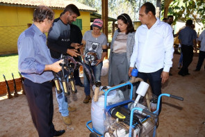 Délia entrega equipamentos para  comunidade rural na região de Macaúba