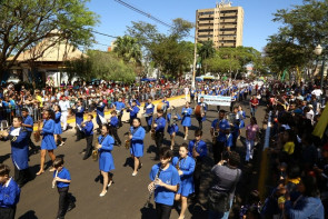 Délia pede paz e fraternidade na abertura do desfile cívico