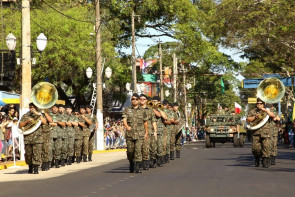 Délia pede paz e fraternidade na abertura do desfile cívico