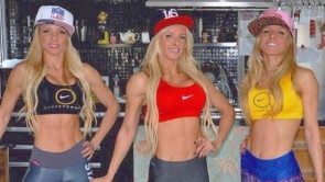 Trigêmeas chamam atenção na web por serem idênticas e saradas