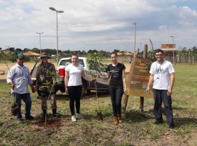 No Dia da Árvore, Imam, acadêmicos e PMA plantam  80 mudas às margens de córrego no Rego D'Água