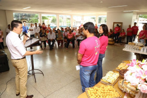 Délia abre “Dourados Rosa” e  lança projeto lenço solidário