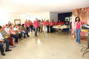 Délia abre “Dourados Rosa” e  lança projeto lenço solidário