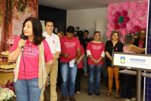 Délia abre “Dourados Rosa” e  lança projeto lenço solidário