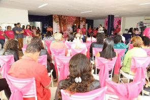 Délia abre “Dourados Rosa” e  lança projeto lenço solidário