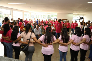 Délia abre “Dourados Rosa” e  lança projeto lenço solidário