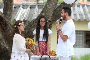 Surpresa: Alunos de uma escola em Taubaté, SP organizaram uma festa de casamento ao professor