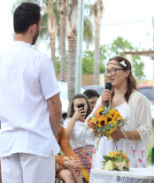 Surpresa: Alunos de uma escola em Taubaté, SP organizaram uma festa de casamento ao professor