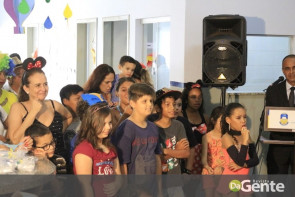 Crianças recebem festa na PAI e prefeita Délia celebra mobília nova para a policlínica
