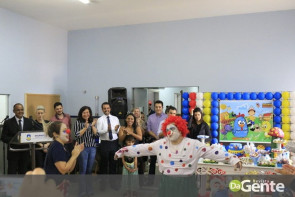 Crianças recebem festa na PAI e prefeita Délia celebra mobília nova para a policlínica