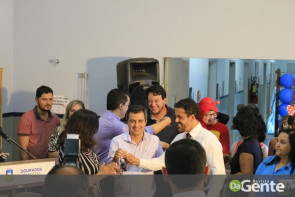 Crianças recebem festa na PAI e prefeita Délia celebra mobília nova para a policlínica