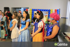 Crianças recebem festa na PAI e prefeita Délia celebra mobília nova para a policlínica